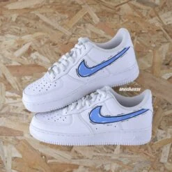 Cartoon Swoosh Gris - Air Force 1 Custom -Sneakers Boutique 5L4A4139copie 33c5c142 2d2e 481b a26c 9806c21d8219 1