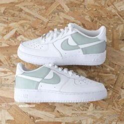 Lila Reverse - Air Force 1 Custom -Sneakers Boutique 5L4A7454copie a64ce82e 74a8 4a91 86e9 8bbe08427ce2 2