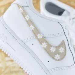 Marguerite (couleur Au Choix) - Air Force 1 Custom -Sneakers Boutique IMG 0521 56c3d73c 80d4 4b87 bd9f 51312a630d86