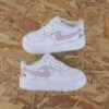 Prénom Swoosh - Air Force 1 Custom (enfant) 2 Prénom Swoosh - Air Force 1 Custom (enfant) -Sneakers Boutique IMG 9846copie