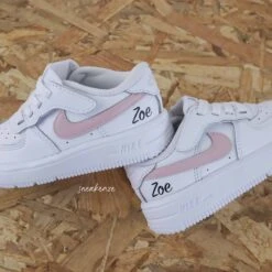 Prénom Swoosh (couleur Au Choix) - Air Force 1 Custom Enfant -Sneakers Boutique IMG 9847copie 795c4b56 cca8 484b be23 12db9448be9a 1